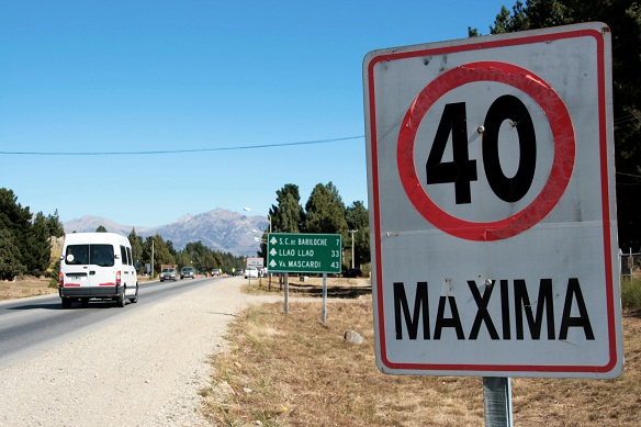 Repo Maxima Argentinië. Verkeersbord in Bariloche. Foto Edwin Winkels