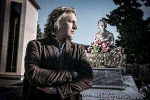 BARCELONA 2016 /01/20 Icult Edwin Winkels ante la tumba de Maria Isabel Sastre, protagonista de su último libro Fotografia de JOAN CORTADELLASBARCELONA 2016 /01/20 Icult Edwin Winkels ante la tumba de Maria Isabel Sastre, protagonista de su último libro Fotografia de JOAN CORTADELLAS